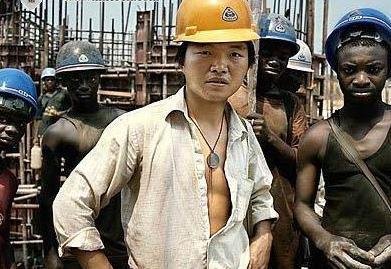 中国农民工在非洲领着黑人干活,太勤劳,黑人说