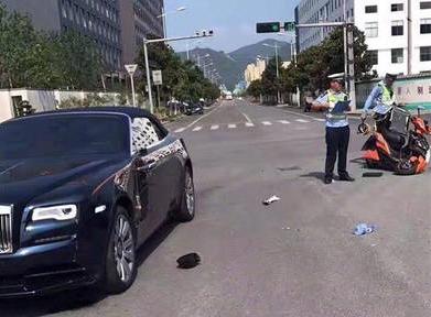 宾利被撞赔一把葱?撞豪车不用赔,你怎么看?