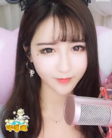 旭旭宝宝查房女主播,隔着屏幕都能眉目传情,差