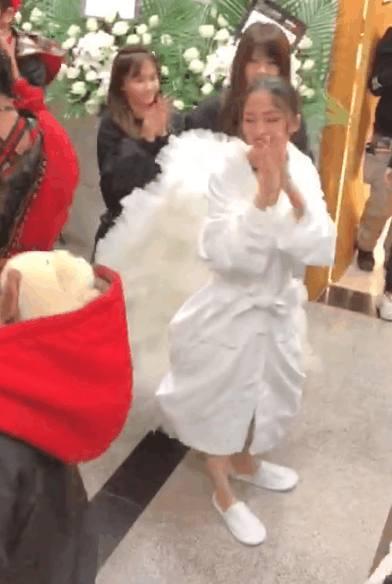 36岁张韶涵素颜照曝光，不见舞台上的精致，但大家只注意到她的脚