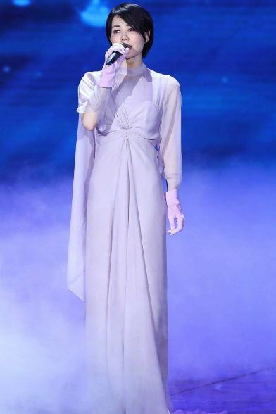 王菲再登春晚仙气十足太亮眼,窦靖童为老妈疯