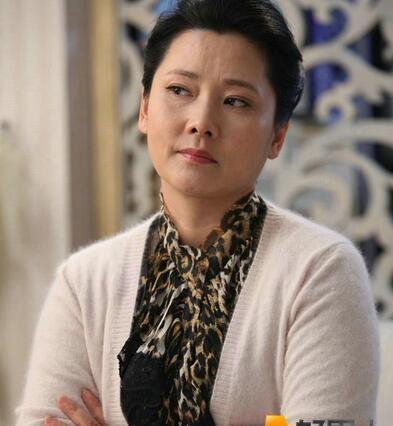 55岁何赛飞全家近照，夫妻恩爱儿子帅气，却因一事遗憾至今