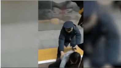 实拍: 女子为等老公阻碍高铁发车 2次强行关门