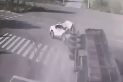SUV行至路口却突然停车, 大货车避让不及, 两车当场被砸烂
