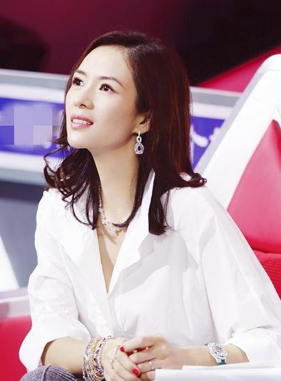 同样是穿白衬衫秀侧颜,刘亦菲和章子怡的差别