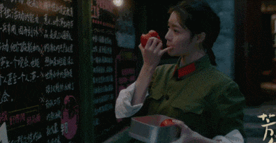 也多亏了冯小刚在几次剪片决策时力排众议,一定要留下这个镜头,他一直