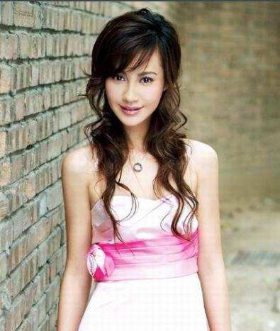 37岁杨雪近照: 美貌身材堪比超模, 如今一家三口幸福