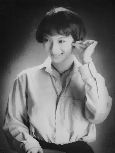 看完这个女人的前半生, 我才明白40岁的女人有多美, 她就是陈数