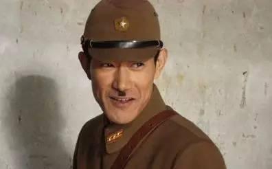 在电影电视中,我们经常看到日本军人尤其是日本军官在鼻子下面留着