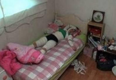美女将绷带缠身上,当绷带被解开瞬间,了解真相后大家伙都愣住了