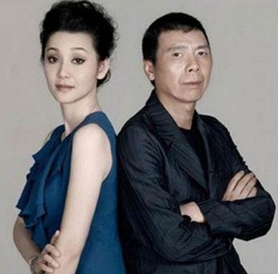 冯小刚前妻被抛弃后一直单身，两人女儿27岁，美出冯小刚十万里！