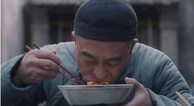 一碗演员就看出演技的面条,张嘉译吃得太香牛尾巴骨烧菠箩图片