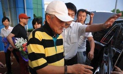 赵本山平时不舍得开这辆豪车，价值1000万，车牌更是霸气！