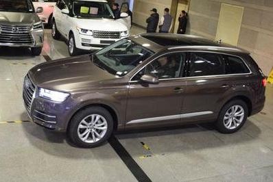 天津港豪车，少见的棕色奥迪Q7，舒适程度不亚于豪华轿车