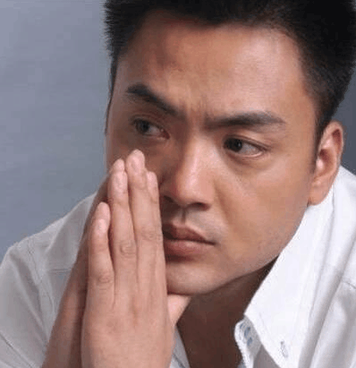 时到今日,已经47岁的朱宏嘉依旧未娶妻,据相关人士透露,他每年都会去