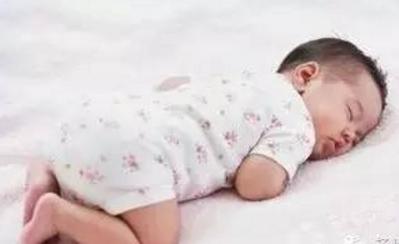 宝宝睡觉总是双手举过头顶,妈妈知道原因后哭