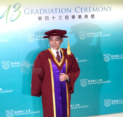 刘德华获颁博士学位笑称加片酬 坠马阴影还没过去