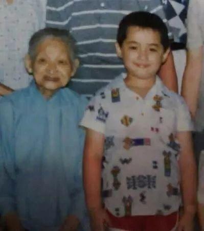 胡歌早年青涩照曝光,泳裤主持烟熏妆、毒嘴唇