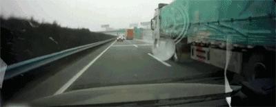 思域女高速停车被撞遭老公抱怨，交警：她开得蛮好，你瞎指挥！