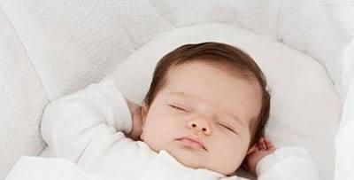 宝宝睡觉为什么喜欢把手举起来 孩子睡觉举手
