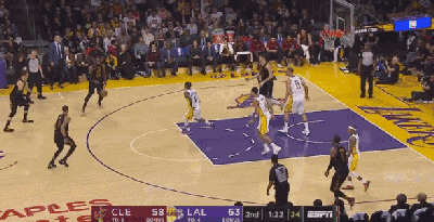 2018年最佳助攻,没有之一!詹姆斯这个传球把镜头都晃