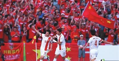 中国足球队员为什么比别的体育项目运动员收入
