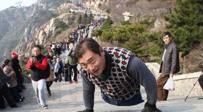 “无腿硬汉”比你强，很多男人看了会无地自容