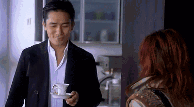 一个是讲着文艺腔 ,一个讲着新年快乐的梁朝伟,你喜欢