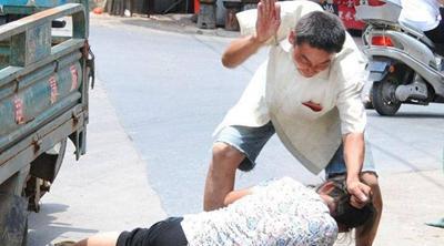 脾气暴躁会动手打老婆的男人面相