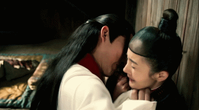 依稀记得在《三生三世》里面这位离镜大哥也是扒衣狂魔的节奏