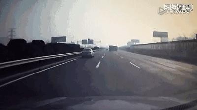 超车、变线，悲剧了，只因为这辆超跑太疯狂