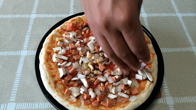 7,在最上层再撒一层芝士,放入烤箱,180度15分钟.披萨完成了.