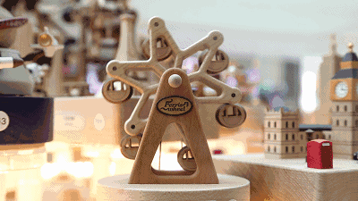 4人高的造景摩天轮,1000种八音盒配件……这里简直是个童话世界