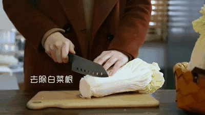 将白菜洗净晾干.