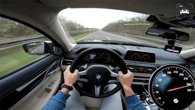 这位宝马M760Li车主真不要命，竟敢在高速上狂飙到320km/h