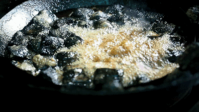 黑暗料理哪家强?闻着臭吃着香的臭豆腐大比拼