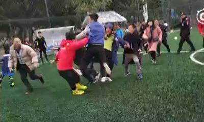 中国足球青训又曝丑闻,家长拿木板+飞踹教练,