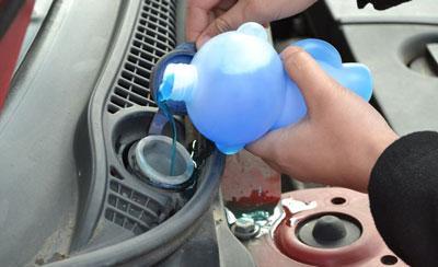 汽车玻璃水有哪些作用？应当如何选购汽车玻璃水呢？