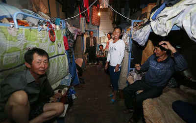夜晚的"咯吱"声,让农民工的混居生活显得更加尴尬