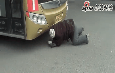 搞笑gif:实力碰瓷,不要命的那种