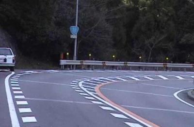 在高速上见到这5种标志线,就要小心行驶了,不