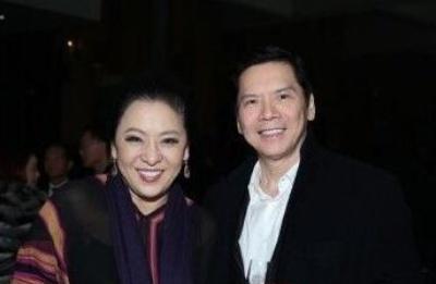 向华强到底有什么背景啊,在香港为什么那么牛