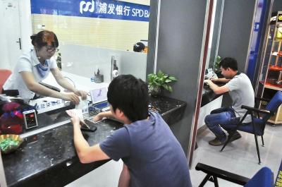 男子每次存钱都存十元钱,声称要存一百万,后面