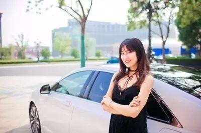 回眸一笑百媚生 性感女友与林肯MKZ 两者皆可兼得 羡煞我也！