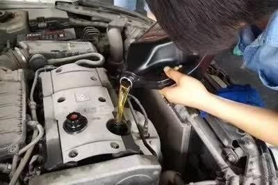 汽车出现这3种现象，说明你的座驾开始烧机油了