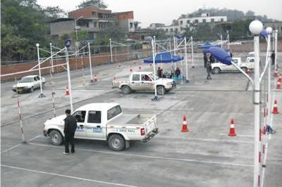 考出100分的成绩,驾校却要求重新考试,竟还要