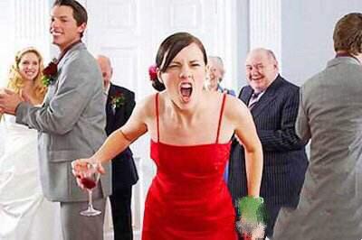 妹妹结婚前一晚,我包了一万红包,她看到时嫌少