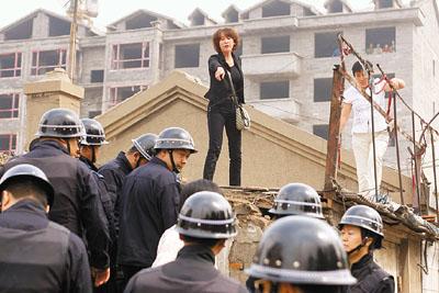 未达成协议，房屋被强拆人被打伤，当事人应该怎么办？