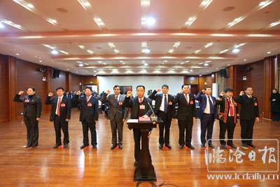 昨日,新当选的市级国家机关领导人员进行宪法宣誓,李华松,张之政分别