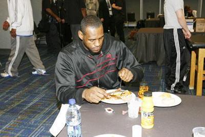 詹姆斯宁愿饿着也不吃猪肉,职业运动员对于猪